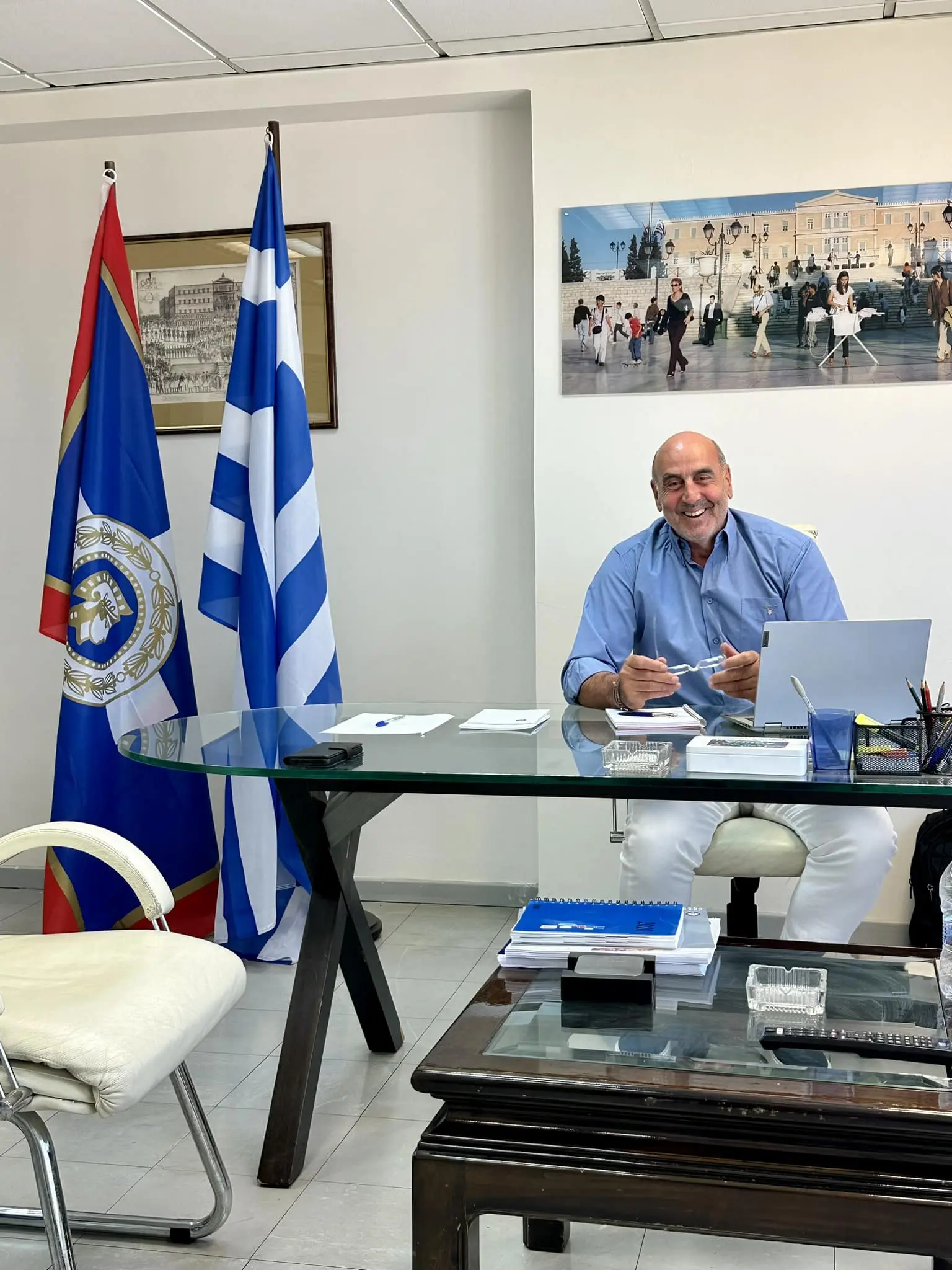 Ο Γιώργος Βουλγαράκης στο γραφείο του Ο Γιώργος Βουλγαράκης στο γραφείο του, με τη σημαία της Ελλάδας και του Δήμου Αθηναίων